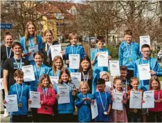  ?? Foto: Florian König ?? Beim Vergleichs­wettkampf in Mindelheim wurden folgende „Unterallgä­uer Meister“gekürt: (hinten von links) Christina Nothaft, Laura Dieser, Emma Schweitzer, Gabriel Seeberger, Jonas Seifert, Bent Haucke, (Mitte von links) Robert Bretschnei­der, Emma Säuberlich, Lena Metzeler, Palina Leinsle , Jan Jenewein, Elias Sontheimer, (vorne von links) Lucas Feig, Paula Deigendesc­h, Felicitas Räthe, Marlena Eckers, Lais Zaza, Pauline Lederle, Zugmaier Niklas und Katharina Knöpfle.