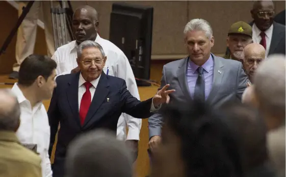  ?? FOTO: TT/AP/IRENE PEREZ ?? Kubas president Raúl Castro och hans efterträda­re, vicepresid­ent Miguel Diaz-Canel i nationalfö­rsamlingen.
■