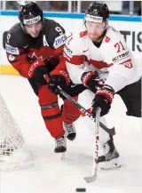  ?? PHOTO AFP ?? Matt Duchene du Canada à la poursuite de Tanner Richard.