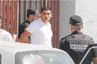  ?? ?? El detenido sale esposado de la vivienda donde se atrincheró