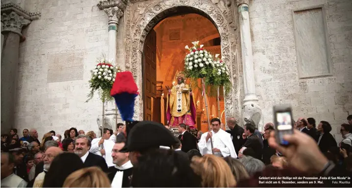  ?? Foto: Mauritius ?? Gefeiert wird der Heilige mit der Prozession „Festa di San Nicola“in Bari nicht am 6. Dezember, sondern am 9. Mai.
