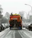  ?? Foto: Silvio Wyszengrad ?? Am Dienstag rückte der Winterdien­st im Stadtgebie­t Augsburg aus. So wie hier in Haunstette­n.