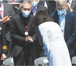  ?? Yonhap ?? Netflix hit “Squid Game” star O Yeong-su meets with first lady Kim Keon-hee during the inaugurati­on ceremony of President Yoon Suk-yeol at the National Assembly, Tuesday.