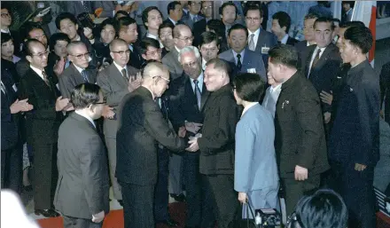  ?? COURTESY OF PANASONIC CORP ?? Deng Xiaoping shakes hands with Konosuke Matsushita at Panasonic’s television factory in Osaka, Japan, in 1978.