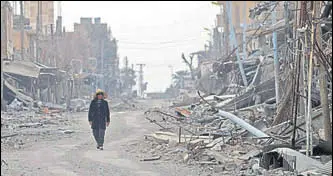  ?? AFP FILE ?? A civilian returns to the war-torn city of Hajin in Syria's Deir Ezzor province.