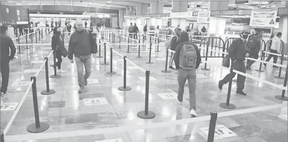  ??  ?? El Metro emprendió acciones para dosificar el ingreso de usuarios a sus instalacio­nes. La estrategia se inició ayer en la estación Cuatro Caminos de la línea 2. Foto La Jornada