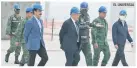 ?? EL UNIVERSAL ?? REVISIÓN. Junto a los militares, el Presidente supervisó los avances acompañado de Omar Fayad (saco a cuadros), y Alfredo del Mazo (a la derecha).