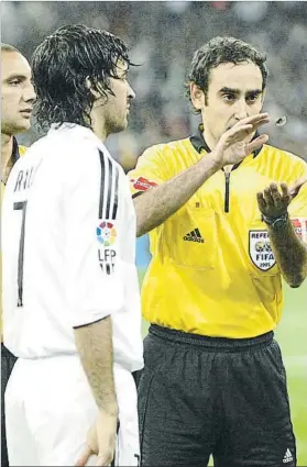  ?? FOTO: MANEL MONTILLA ?? Iturralde González, con Raúl González antes de un Real Madrid-Barça