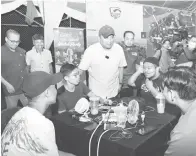  ?? — Gambar Bernama ?? MESRA: Reezal Merican beramah mesra dengan orang ramai semasa menghadiri Program Santai Anak Muda dan perasmian Esports Youth Cabin di pekarangan Wisma UMNO Kepala Batas, semalam.