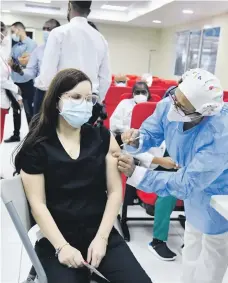  ?? / ?? El personal médico y paramédico comenzó a ser vacunado ayer en el Moscoso Puello.