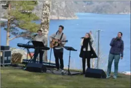  ?? ?? Lovsangsba­ndet, bestående av Jorunn Rudlende, Jacob Østhassel, Lisa Christina Martinsen og Hanne Vennebo Turøy, spilte og sang.
