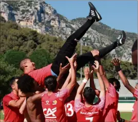  ?? Photos : Romain HUGUES et Sylvain MUSTAPIC ?? Le coach du Cavigal (U18) fêté par ses joueurs.