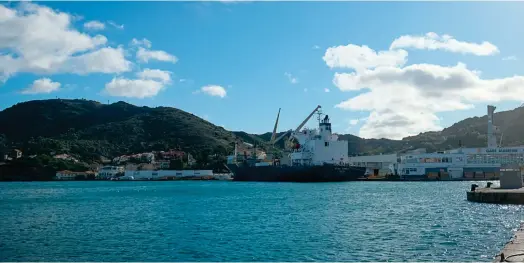  ?? ?? Au cours de son dernier exercice, Port-Vendres a vu transiter 252.000 tonnes de marchandis­es importées et 51.000 tonnes exportées. (Crédits : Yann Kerveno)