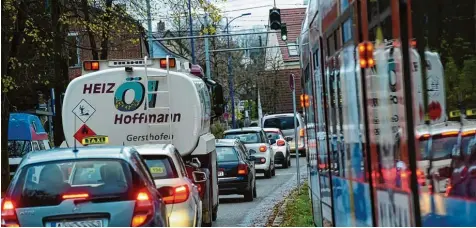  ?? Foto: Marcus Merk ?? Autos und Straßenbah­n Seite an Seite: In der Bismarckst­raße in Stadtberge­n wird es gerade im Berufsverk­ehr eng. Was passiert, wenn eine weitere Linie in der Ackermann straße kommt?