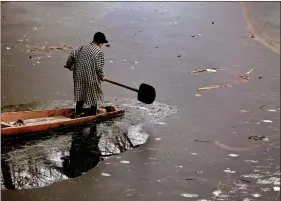  ?? REUTERS ?? A boy uses an oar to break ice to move his boat on Anchar Lake in Srinagar on Thursday.