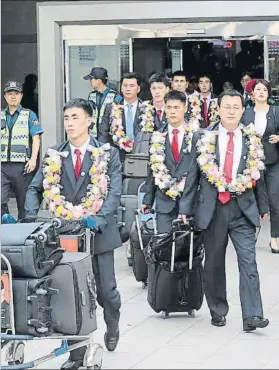  ?? FOTO: AP ?? En Muju para una demostraci­ón- La delegación norcoreana, a su llegada al aeropuerto