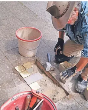  ?? FOTO: JULIA ESCH ?? Gunter Demnig verlegt Stolperste­ine in Süchteln (Archivfoto).