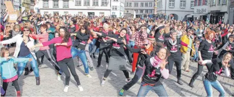  ?? ARCHIVFOTO: TANJA BOSCH ?? In Biberach wird schon länger bei der Protestakt­ion „One Billion Rising“mitgetanzt: Auf dem dortigen Marktplatz versammelt­en sich 2015 mehr als 400 Frauen.