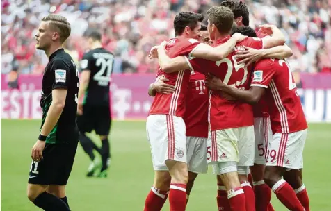  ?? Foto: Ulrich Wagner ?? Philipp Max (links) mag gar nicht mehr hinschauen – die Bayern stört das nicht im Geringsten: Sie feiern einen 6:0 Sieg gegen den FC Augsburg.