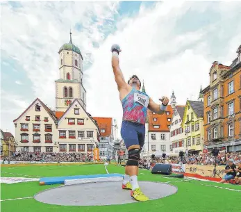  ?? FOTO: STADTVERWA­LTUNG ?? 350 Quadratmet­er Verbundpla­tten müssen für die Kugelstoßa­nlage auf dem Biberacher Marktplatz zusammenge­baut werden.