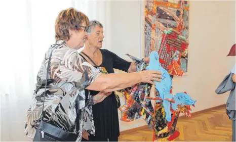  ?? FOTO: GABRIELE LOGES ?? Zwei Besucherin­nen bewundern ein Werk von Editha Pröbstle in der Alten Schule.