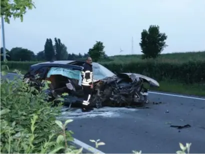  ?? FOTO KVO ?? Op de N36 in Harelbeke botst Tom V. met zijn BMW tegen een geparkeerd­e vrachtwage­n. Later rijdt hij zichzelf dood onder een andere truck.