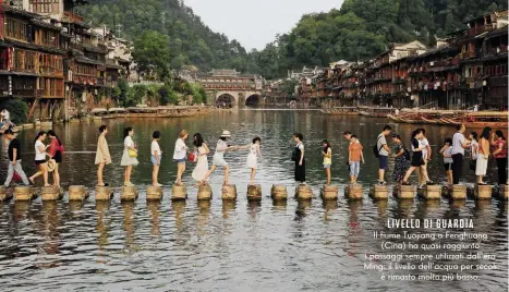  ??  ?? LIVELLO DI GUARDIA Il fiume Tuojiang a Fenghuang (Cina) ha quasi raggiunto i passaggi sempre utilizzati dall’era Ming: il livello dell’acqua per secoli è rimasto molto più basso.