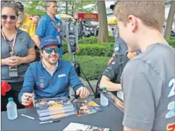  ??  ?? DIVERTIDO. Alonso firmó autógrafos a los fans en Indianápol­is.