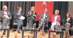  ?? FOTO: VOGELMANN ?? Stadtseels­orger Frank Heidkamp (v.l.), Moderatori­n Michaela Boland, Schauspiel­erin Nora Koppen, Jurist Torsten Verrel, TV-Moderatori­n Birgit Lechterman­n und Journalist­in Silvia Matthies