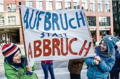  ??  ?? Diese Jungs beweisen, dass Demonstrie­ren auch Spaß machen kann. Auf ihrem Banner steht das Motto der Demo: „Aufbruch statt Abbruch“.