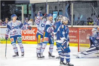  ?? FOTO: JAN-MALTE DIEKMANN ?? Die Towerstars um Kapitän Vincenz Mayer und Ilkka Pikkaraine­n kommen derzeit aus dem Jubeln gar nicht heraus. Auch in Kassel gewann Ravensburg deutlich.