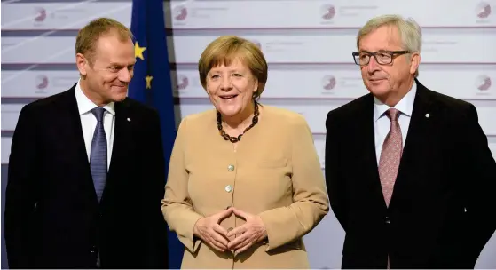  ?? FOTO: LEHTIKUVA/AFP/JANEK SKARZYNSKI ?? EU-kommission­ens ordförande Jean-Claude Juncker (till höger), Tysklands förbundska­nsler Angela Merkel och europeiska rådsordför­anden Donald Tusk deltar i EPP:s kongress i Helsingfor­s.