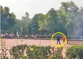  ??  ?? En un video de EL UNIVERSAL se observa a Jesús Teófilo Licona Ferro (círculo amarillo), coordinado­r operativo de Vigilancia UNAM, en el momento de la agresión de los porros, sin que intente intervenir para frenar el ataque.