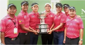  ??  ?? Peerless: Team Thailand posing with the Nomura Cup at the Sungai Long Golf and Country Club in Cheras yesterday. — ROHAIZAT MD DARUS / The Star