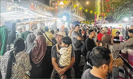  ?? ?? Jalan Tuanku Abdul Rahman atau lebih dikenali sebagai Jalan TAR padat dengan orang ramai yang mahu membeli-belah persiapan Aidilfitri. – Foto BM oleh HANNEEYZAH BAHARIN