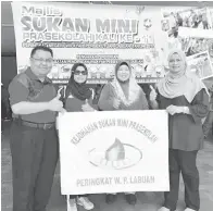  ??  ?? GURU Besar SK Sungai Lada, Anita menyerahka­n bendera kejohanan kepada Guru Besar SK Kerupang, Abdul Rizal Abdul Rahim yang menjadi penganjur pada tahun hadapan. Turut kelihatan Maimoon (dua kanan) dan Diah (dua kiri).