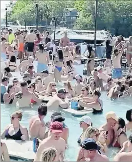  ?? LAWLER50 / REUTERS ?? Multitudes en el lago Ozarks (Misuri), el pasado fin de semana