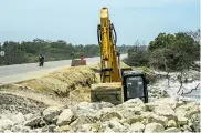  ?? JESÚS RICO ?? Una retroexcav­adora rellena con piedra el km 19.