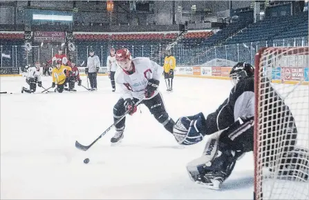  ?? BOB TYMCZYSZYN THE ST. CATHARINES STANDARD ?? The Niagara IceDogs take part in an optional skate in preparatio­n for their second-round playoff series against the Hamilton Bulldogs in the OHL.