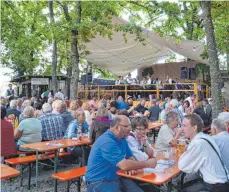  ?? FOTO: MANDY STREICH ?? Der Musikverei­n Ostrach hatte beim Eichbühlfe­st am Wochenende Glück mit dem Wetter.