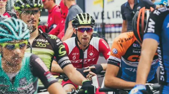  ??  ?? opposite Zandstra races at the world championsh­ips in Nové Město, Czech Republic
above At the start line, ready to race the Mont-sainte-anne World Cup