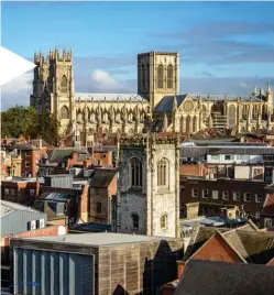  ??  ?? La ciudad de York, capital del condado de Yorkshire, ha sabido conservar el encanto de los siglos pasados. Los visitantes no pueden obviar su catedral de San Pedro, de estilo gótico y una de las más notables del país.