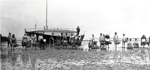  ?? | PHOTO : COLLECTION DE L’ASSOCIATIO­N LES AMIS DE L’ÎLE DE NOIRMOUTIE­R ?? Des pêcheurs en 1900.