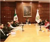  ??  ?? El gobernador Riquelme se reunió con integrante­s de la Onexpo y tomará medidas preventiva­s.