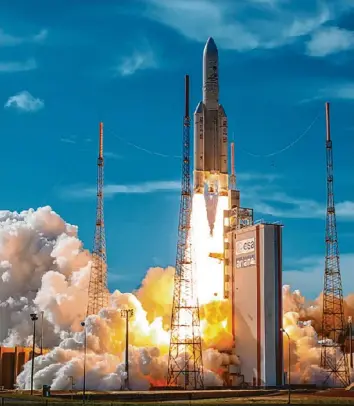  ?? Foto: ESA, dpa ?? Unser Bild zeigt den Start einer Ariane-5-Rakete. Das Nachfolgem­odell hat Verspätung – mit Folgen.