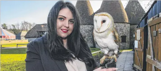  ?? Picture: Andy Payton FM5070692 ?? Mollie King, director and owner of the Kent Owl Academy, with barn owl Dawn