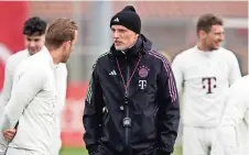  ?? ?? EL ENTRENADOR del Bayern, thomas tuchel (centro), habla con Harry Kane durante una sesión de entrenamie­nto