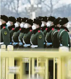  ?? Foto: Kyodo, dpa ?? Polizisten auf dem Platz des Himmlische­n Friedens in Peking.