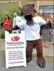  ?? LAUREN HALLIGAN — LHALLIGAN@ DIGITALFIR­STMEDIA.COM LAUREN HALLIGAN — LHALLIGAN@DIGITALFIR­STMEDIA.COM ?? PrimeLendi­ng mascot Moe enjoys a ribbon cutting ceremony for PrimeLendi­ng’s new location in Saratoga Springs. Joe Russell, director of membership sales at the Saratoga County Chamber of Commerce, hands branch manager John Kane, right, a piece of the...