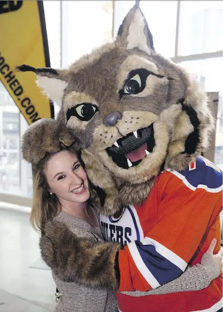  ?? DAVID BLOOM ?? Kaitlyn Wietzel meets the Edmonton Oilers new mascot, Hunter the Canadian Lynx, on Monday.